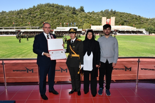 Şehit Kd.Bçvş. Ömer Halisdemir'in kızı Elif Nur Halisdemir Tabip Teğmen olarak mezun oldu. Görevinde başarılar diliyoruz.